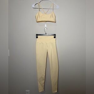 ALO Yoga SET - Airlift Intrigue Bra and Airbrush Leggings in French Vanilla - S